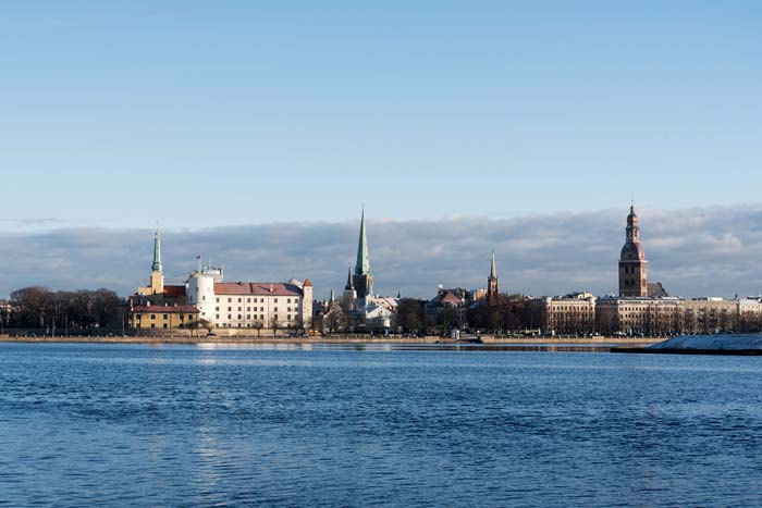 Die Stadt Riga auf der anderen Seite des Flusses Daugava (Lettland)