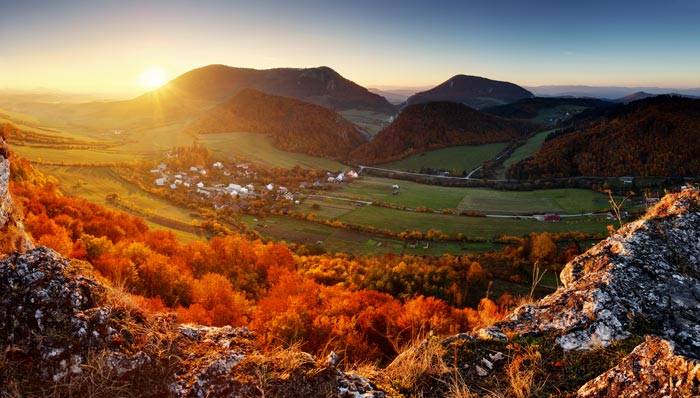 Landschaft der slowakischen Berge mit Weiler.