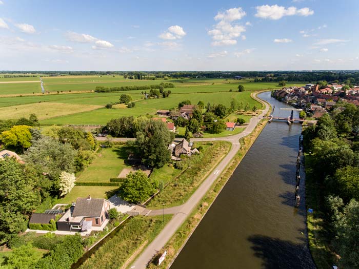 Zederik-Kanal in der Nähe des Dorfes Arkel in den Niederlanden.